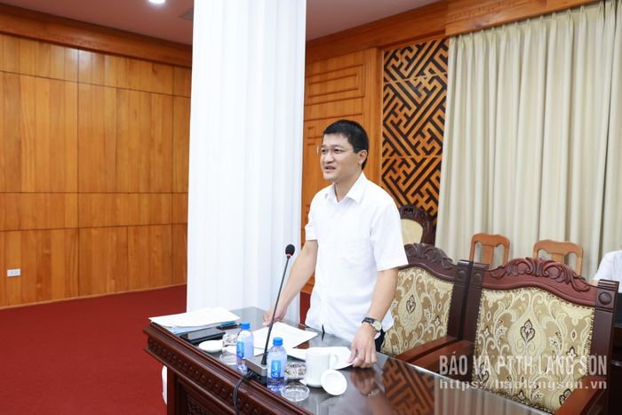 Lãnh đạo Sở Nội vụ báo cáo làm rõ một số nội dung tại hội nghị