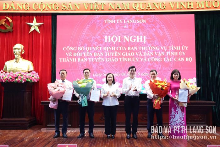 Đồng chí Hoàng Quốc Khánh, Ủy viên Trung ương Đảng, Bí thư Tỉnh ủy và đồng chí Đoàn Thị Hậu, Phó Bí thư Thường trực Tỉnh ủy, Chủ tịch HĐND tỉnh trao quyết định, tặng hoa chúc mừng các đồng chí lãnh đạo Ban Tuyên giáo Tỉnh ủy