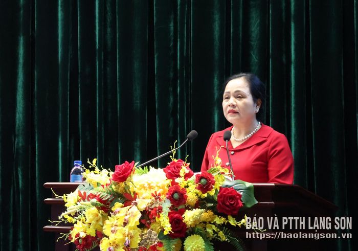 Đồng chí Giáp Thị Bắc, Ủy viên Ban Thường vụ Tỉnh ủy, Trưởng Ban Tổ chức Tỉnh ủy công bố các quyết định tại hội nghị