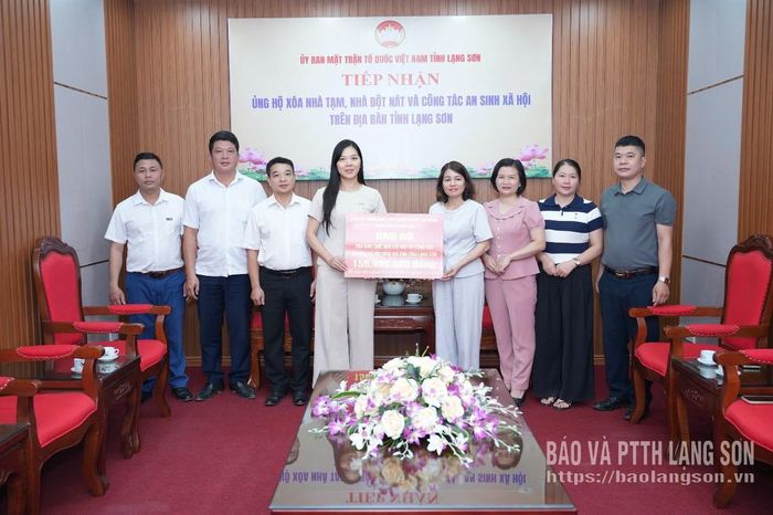 Đoàn công tác của xã Cao Lộc trao kinh phí hỗ trợ tại Ủy ban MTTQ Việt Nam tỉnh