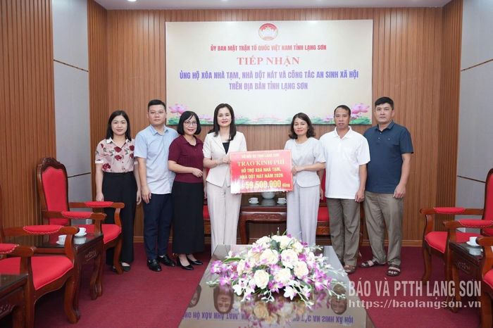 Đoàn công tác của Sở Nội vụ trao kinh phí hỗ trợ tại Ủy ban MTTQ Việt Nam tỉnh
