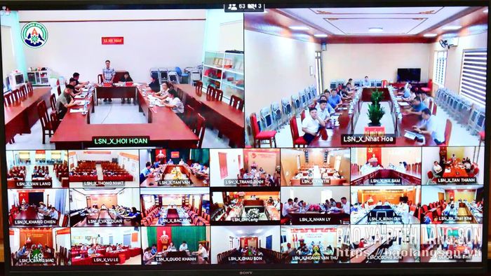 Lãnh đạo UBND xã Hội Hoan phát biểu ý kiến từ điểm cầu trực tuyến (Ảnh chụp màn hình)