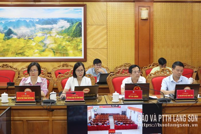 Các đại biểu tham dự cuộc họp tại điểm cầu UBND tỉnh