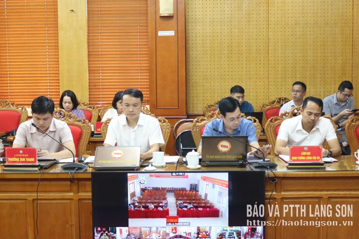 Các đại biểu nghiên cứu tài liệu cuộc họp