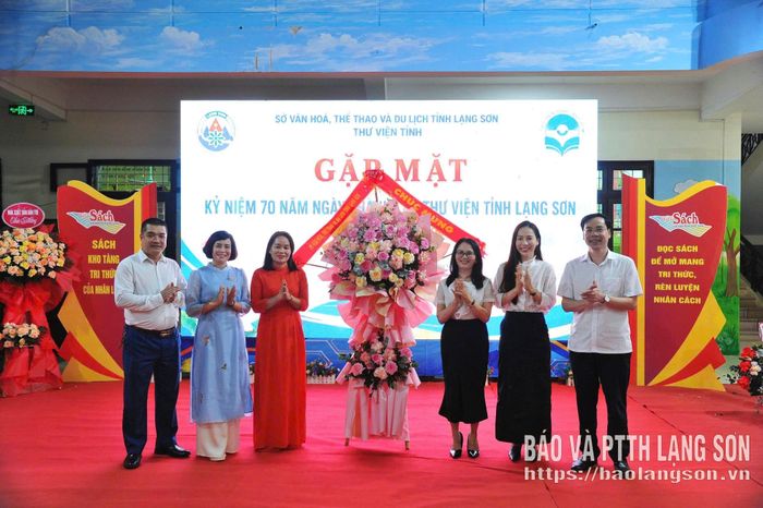 Các đồng chí lãnh đạo VHTT&DL tỉnh tặng hoa chúc mừng Thư viện tỉnh