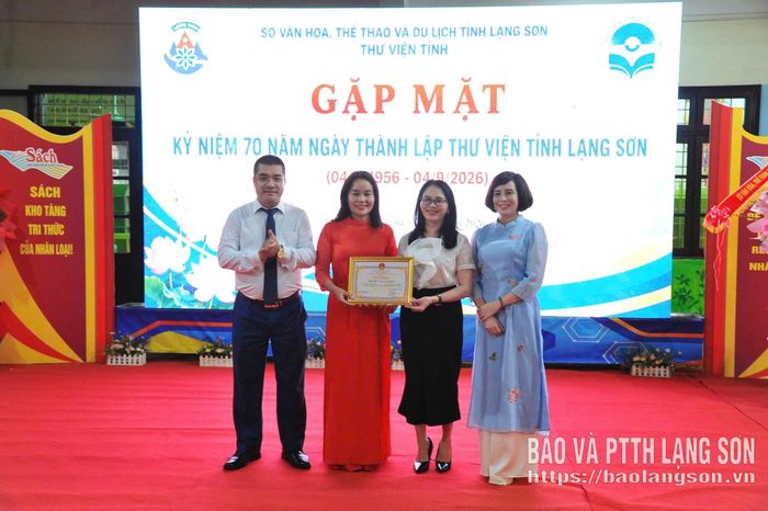 Lãnh đạo Sở VHTT&DL tỉnh trao Giấy khen cho tập thể Thư viện tỉnh