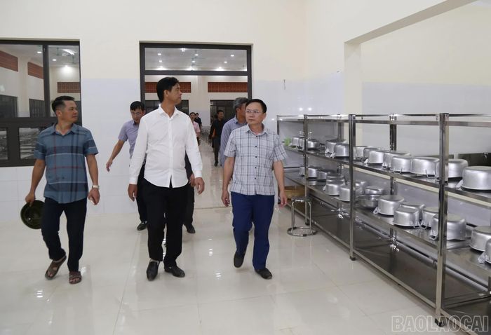 Nhà ăn được đầu tư đồng bộ, đáp ứng yêu cầu tổ chức bữa ăn cho học sinh.