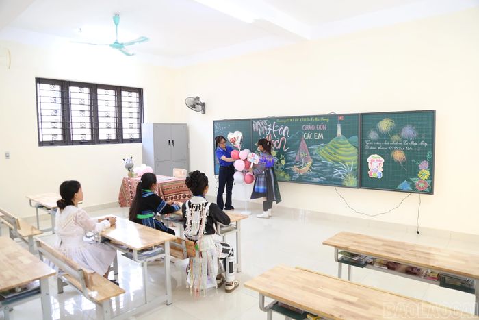 Học sinh A Mú Sung làm quen với môi trường học tập, sinh hoạt nội trú trong những ngày đầu nhập trường.