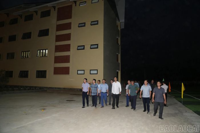 Phó Chủ tịch UBND tỉnh Lào Cai Phan Trung Bá cùng Đoàn công tác kiểm tra công tác chuẩn bị tại Trường Phổ thông nội trú Tiểu học và THCS A Mú Sung.