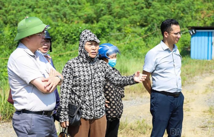 Lãnh đạo 2 xã lắng nghe ý kiến Nhân dân.