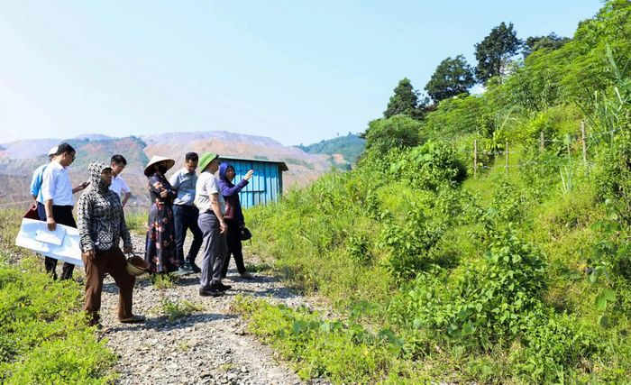 Kiểm tra thực địa vị trí liên quan đến kiến nghị của các hộ dân.