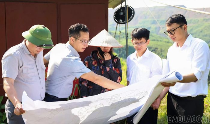 Lãnh đạo xã Bát Xát và xã Trịnh Tường kiểm tra sơ đồ thu hồi đất.
