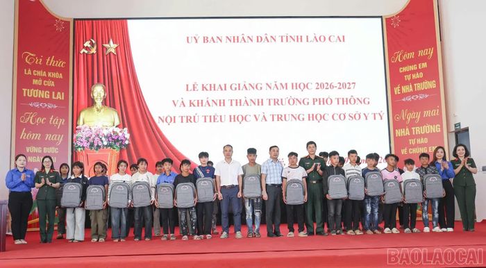 Những phần quà thiết thực, góp phần chuẩn bị điều kiện học tập cho học sinh vùng cao, biên giới Y Tý trước ngày khai giảng năm học mới.