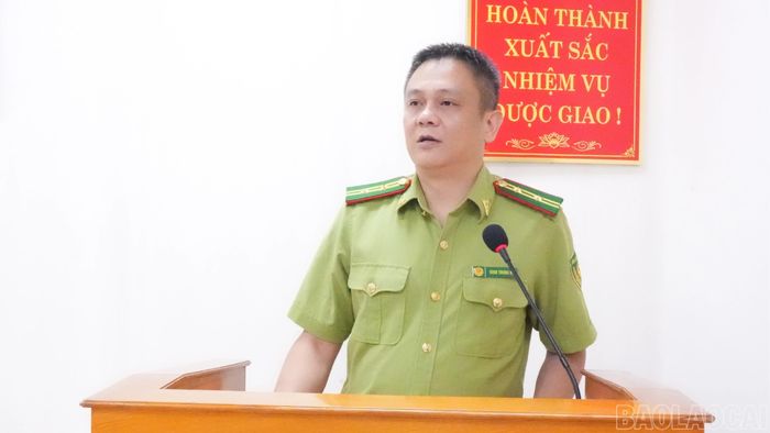 Đại diện Hạt Kiểm lâm khu vực Trấn Yên triển khai các nội dung cấp mã số rừng trồng.