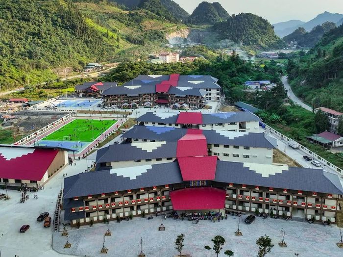 Trường Phổ thông nội trú Tiểu học và Trung học cơ sở Mường Khương được kỳ vọng sẽ tạo bước chuyển mạnh mẽ trong việc chăm lo, bồi dưỡng thế hệ trẻ nơi vùng biên.