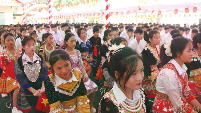 Học sinh Trường Trung cấp Dân tộc Nội trú Nghĩa Lộ dự lễ khai giảng năm học 2025 - 2026 (Ảnh: Trần Minh)