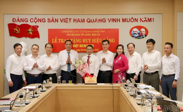 Phó Bí thư Thường trực Tỉnh ủy, Chủ tịch HĐND tỉnh Hoàng Giang và Chi bộ Ban Tổ chức Tỉnh ủy tặng hoa chúc mừng đồng chí Ngô Hữu Quý.