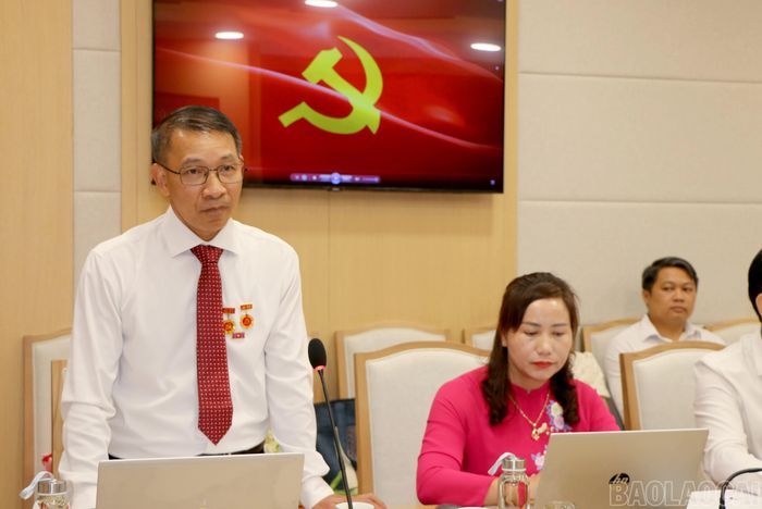 Đồng chí Ngô Hữu Quý phát biểu bày tỏ niềm vinh dự, tự hào khi được nhận Huy hiệu 35 năm tuổi Đảng.