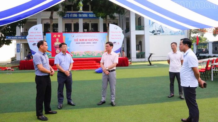 Kiểm tra công tác chuẩn bị khai giảng năm học mới tại Trường Trung cấp nghề dân tộc nội trú Nghĩa Lộ.