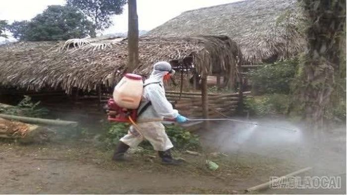Phun khử trùng khu vực có nguy cơ cao phát sinh, phát tán mầm bệnh.