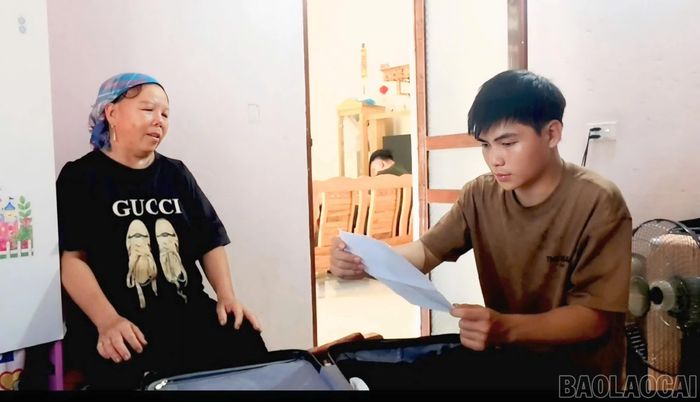 Phàn Chẩn Phong cùng mẹ (bà Tẩn Thị Mẩy) sắp xếp hành lý, chuẩn bị những vật dụng cần thiết trước ngày em lên đường nhập học.
