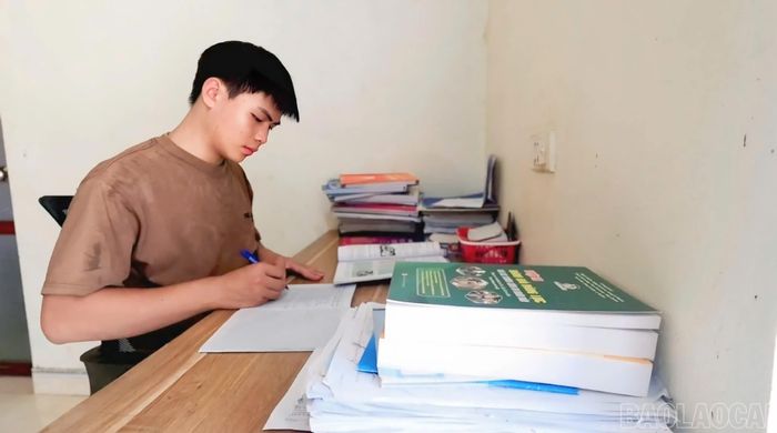 Góc học tập quen thuộc tại nhà, nơi Phong đã miệt mài ôn luyện, từng ngày nỗ lực để chinh phục kỳ thi và trúng tuyển Học viện Biên phòng.