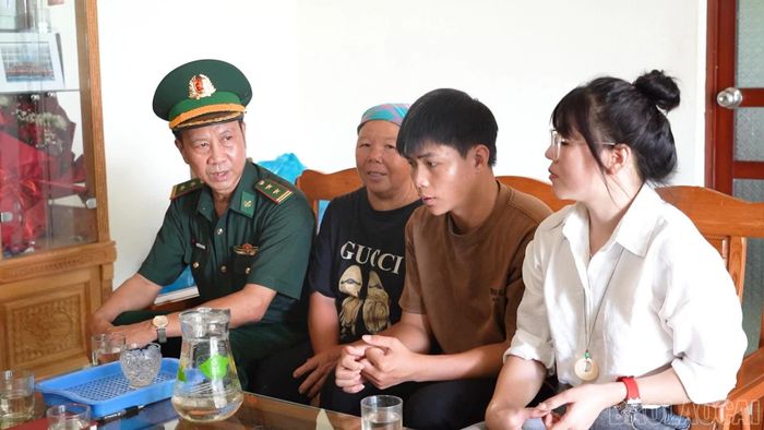 Cán bộ, chiến sĩ Đồn Biên phòng Bản Lầu dặn dò Phàn Chẩn Phong trước ngày em lên đường nhập học tại Học viện Biên phòng.