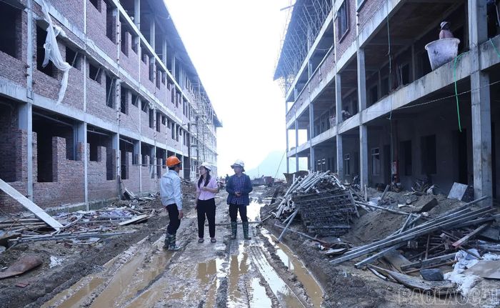 Khi thời điểm khai giảng đến gần, áp lực tiến độ tăng lên từng ngày. Nhiều hạng mục được tổ chức thi công song song; cán bộ kỹ thuật, đơn vị thi công thường xuyên bám công trường, rà từng phần việc để bảo đảm tiến độ chung.