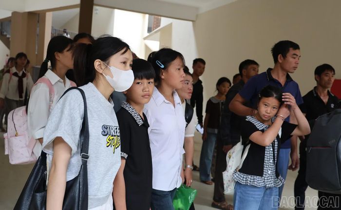Ngày đầu tiên nhà trường đón học sinh cũng là ngày nhiều gia đình vùng cao đưa con đến một không gian học tập và sinh hoạt hoàn toàn mới. Giáo viên đón học sinh, hướng dẫn nhận lớp, nhận phòng; phụ huynh cùng con chuẩn bị quần áo, đồ dùng cá nhân để bắt đầu những ngày học tập, sinh hoạt nội trú.