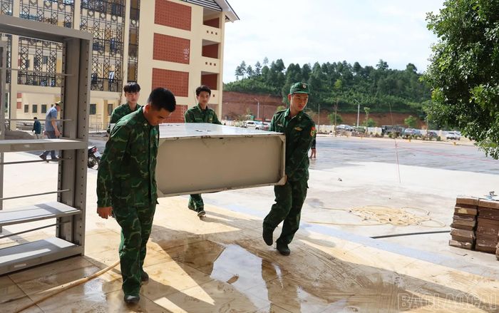 Khi công trình bước vào những ngày hoàn thiện cuối cùng, việc chuẩn bị cho ngôi trường không còn là phần việc riêng của đơn vị thi công. Cán bộ, chiến sĩ biên phòng cùng các lực lượng trên địa bàn cùng tham gia vận chuyển, sắp xếp trang thiết bị, hoàn thiện từng phòng học, phòng ở, sẵn sàng mọi điều kiện trước khi học sinh đến trường.