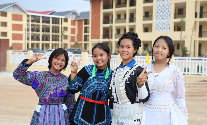 Nụ cười của những học sinh trong khuôn viên ngôi trường mới có lẽ là hình ảnh rõ nhất về thành quả của hành trình xây dựng trường học nơi biên giới. Phía sau các em là những dãy nhà vừa hoàn thành; phía trước là một năm học mới với điều kiện học tập, sinh hoạt tốt hơn.