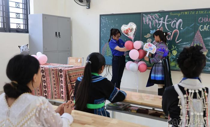 Phòng học từng là những khối bê tông trên bản vẽ, nay đã trở thành lớp học thực sự, có bảng xanh, bàn ghế và những học sinh vùng cao trong trang phục truyền thống. Thầy cô chuẩn bị lớp học, đón các em bước vào năm học mới.