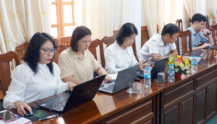 Các thành viên Hội đồng giám khảo tham gia phiên họp.