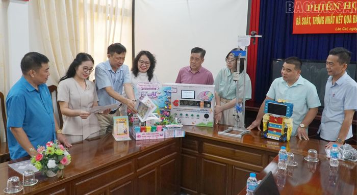 Hội đồng giám khảo xem xét các đề tài.