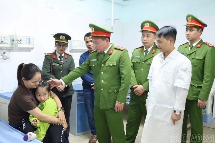  Đại tá Phạm Duy Thịnh - Chánh Văn phòng trực tiếp thực hiện công tác dân vận tại địa bàn. 
