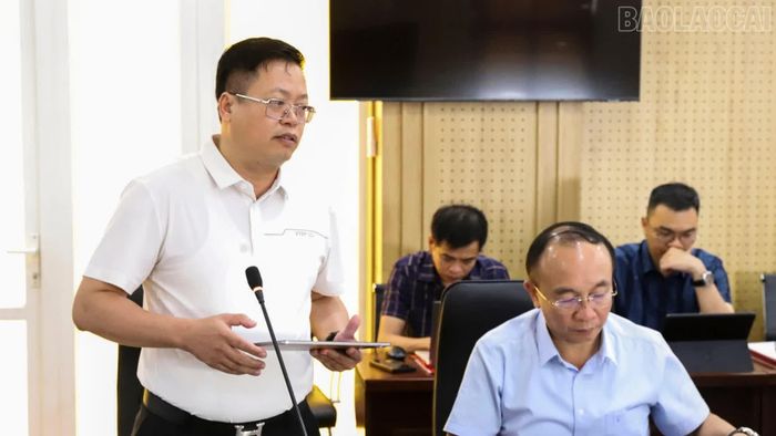 Lãnh đạo xã Bát Xát báo cáo tại buổi làm việc.