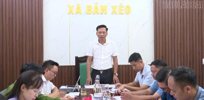 Chủ tịch UBND xã Bản Xèo Nguyễn Việt Cường phát biểu kết luận tại cuộc họp.