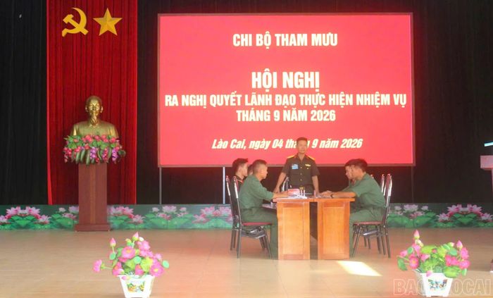 Chi bộ Tham mưu thi phần thực hành ra Nghị quyết lãnh đạo thực hiện nhiệm vụ tháng.