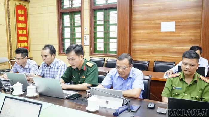 Các đại biểu dự buổi làm việc.