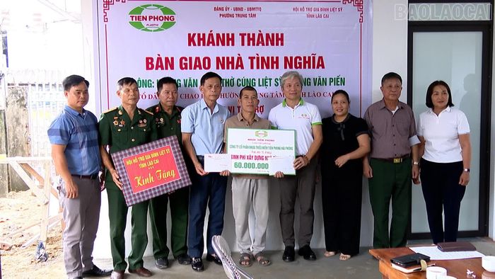 Đại diện Hội Hỗ trợ gia đình liệt sĩ tỉnh và Công ty cổ phần Nhựa Thiếu niên Tiền phong Hải Phòng trao hỗ trợ và các phần quà cho gia đình ông Hoàng Văn Cậy.