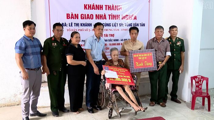 Hội Hỗ trợ gia đình liệt sĩ tỉnh trao quà của nhà tài trợ cho gia đình bà Lê Thị Khánh.