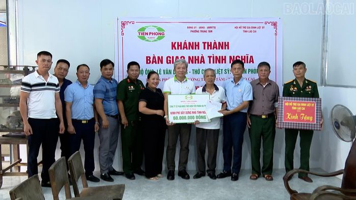 Đại diện Hội Hỗ trợ gia đình liệt sĩ tỉnh và Công ty cổ phần Nhựa Thiếu niên Tiền phong Hải Phòng trao hỗ trợ và các phần quà cho gia đình ông Lê Văn Dương.