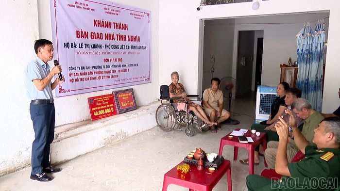 Đại diện Hội Hỗ trợ gia đình liệt sĩ tỉnh phát biểu tại Lễ khánh thành, bàn giao nhà cho bà Lê Thị Khánh.