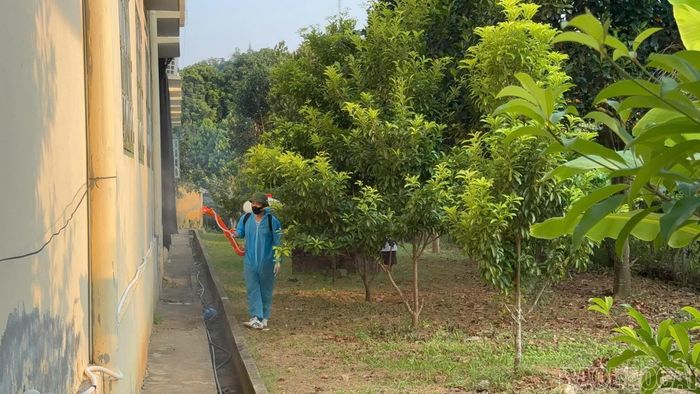 Phun hóa chất khử khuẩn tại các trường học.