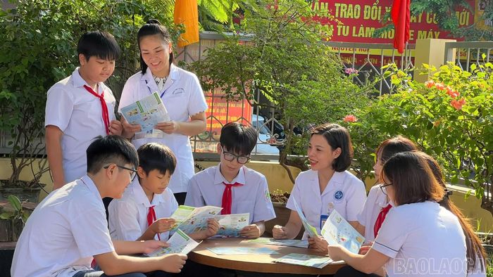 Học sinh Trường THCS Ngô Văn Sở được cán bộ Trạm Y tế phường Lào Cai tuyên truyền bảo vệ sức khỏe bước vào năm học mới.