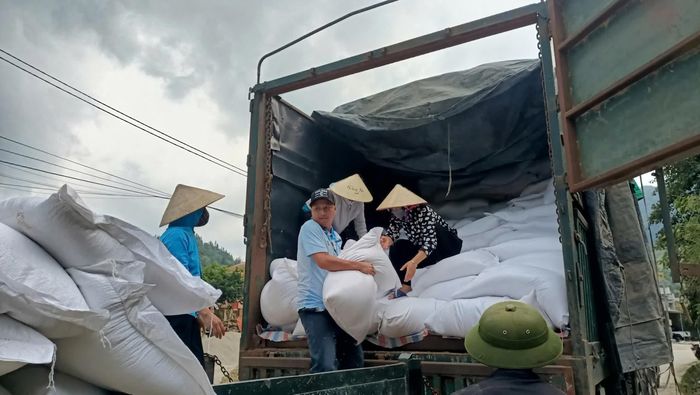 Vận chuyển gạo đảm bảo bữa ăn cho học sinh bán trú.