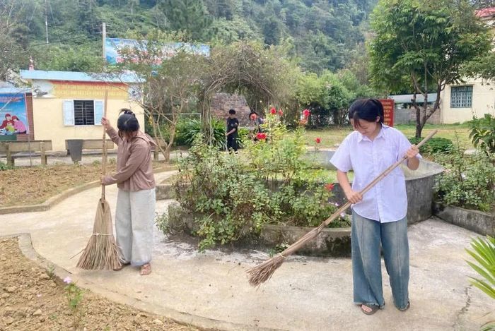 Giáo viên và học sinh Trường Phổ thông dân tộc Bán trú Tiểu học và THCS Tả Ngài Chồ vệ sinh trường lớp đón khai giảng.