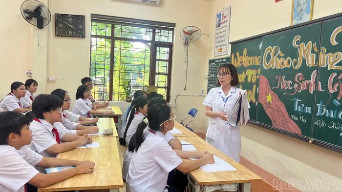 Cán bộ y tế tuyên truyền phòng bệnh tại các lớp học.