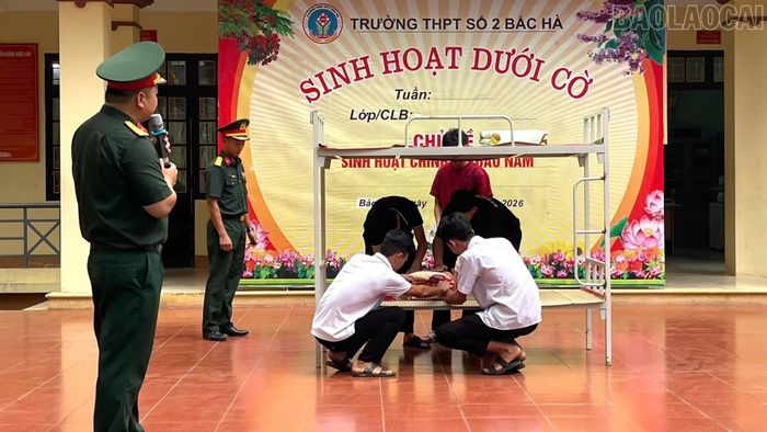 Các em học sinh thực hành gấp chăn, màn.