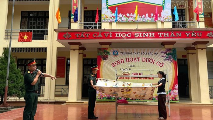 Cán bộ Trung đoàn 254 hướng dẫn các em học sinh kỹ thuật gấp chăn, màn.